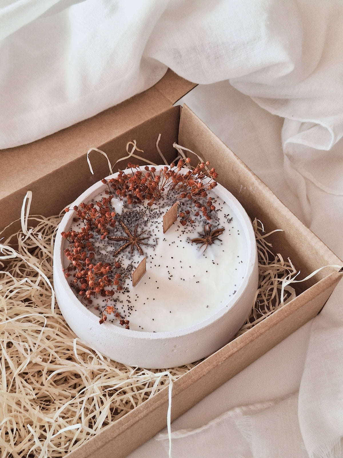 Soy floral candle in cement jar – Woody aroma: English / Bland