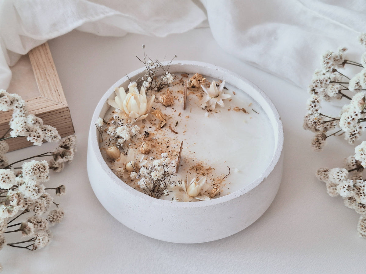 Floral soy candle in cement jar – Floral scent: English / Bland