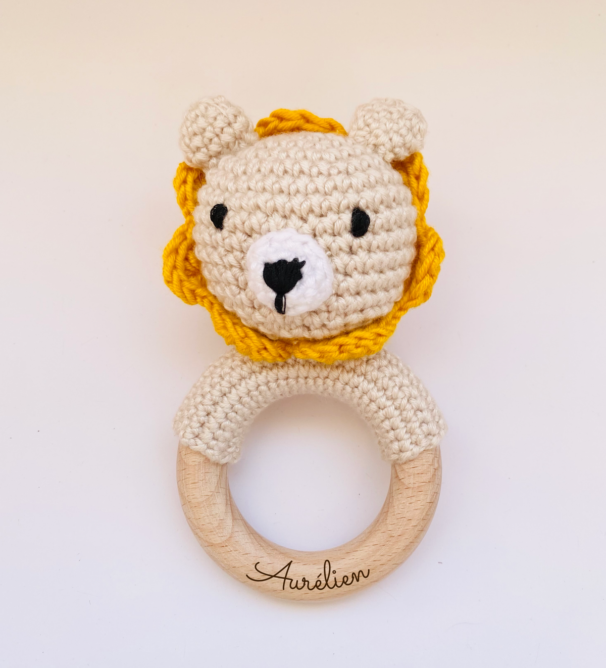 Crochet rattle for babies : Yellow and white lion