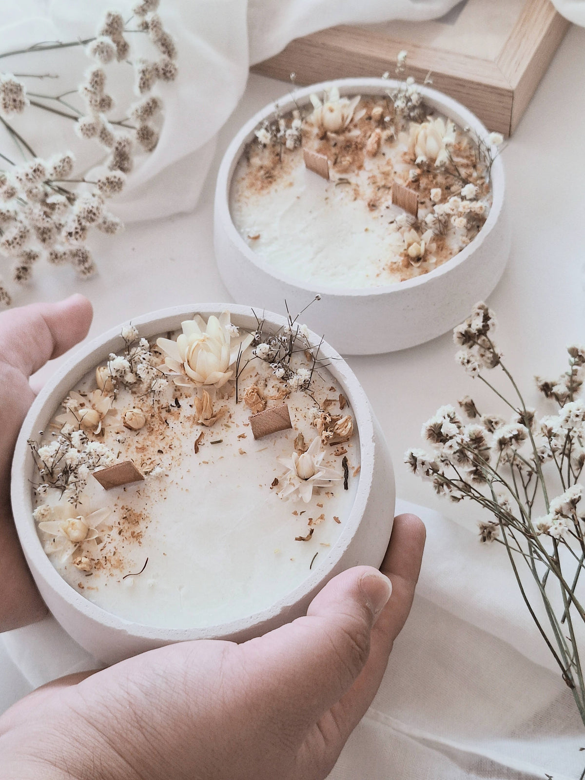 Floral soy candle in cement jar – Floral scent: English / Bland