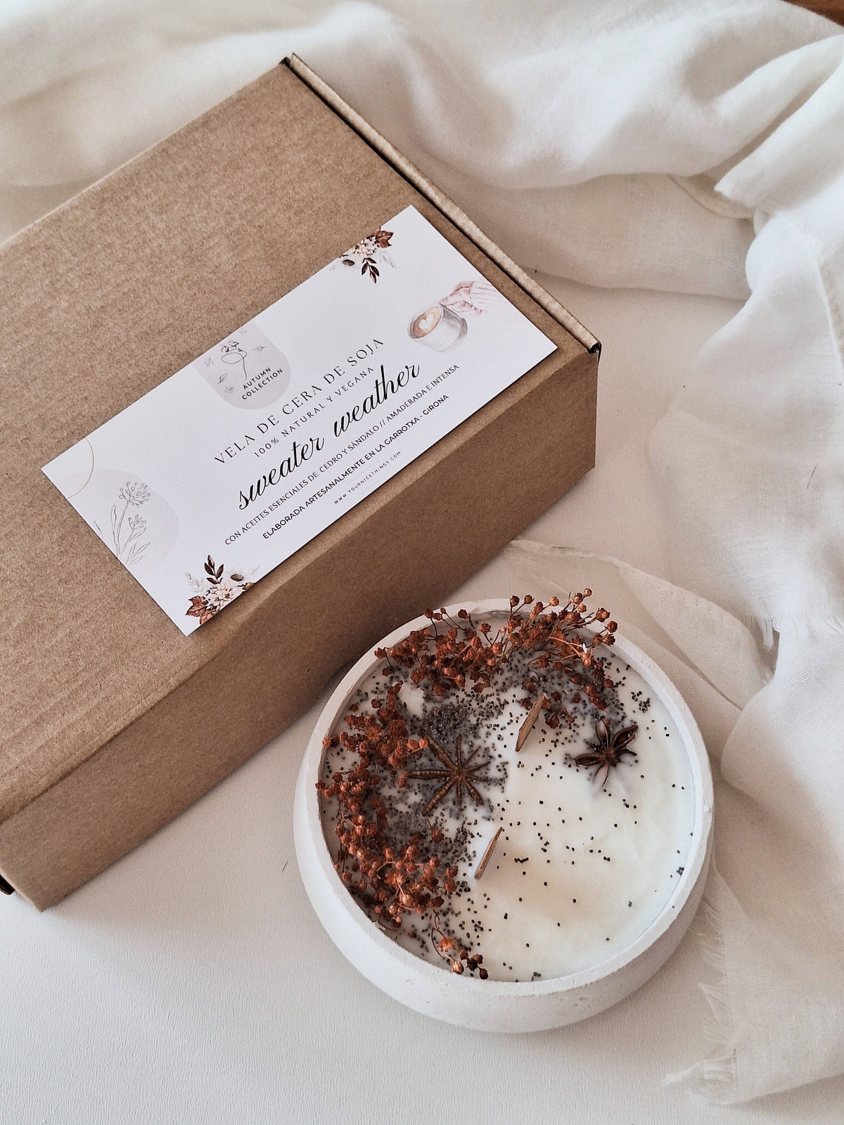 Soy floral candle in cement jar – Woody aroma: English / Bland