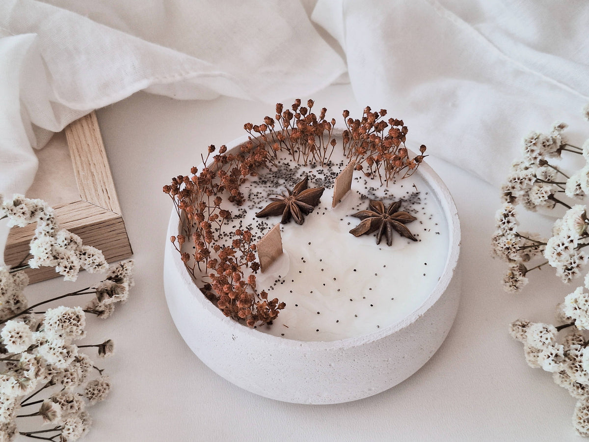 Soy floral candle in cement jar – Woody aroma: English / Bland