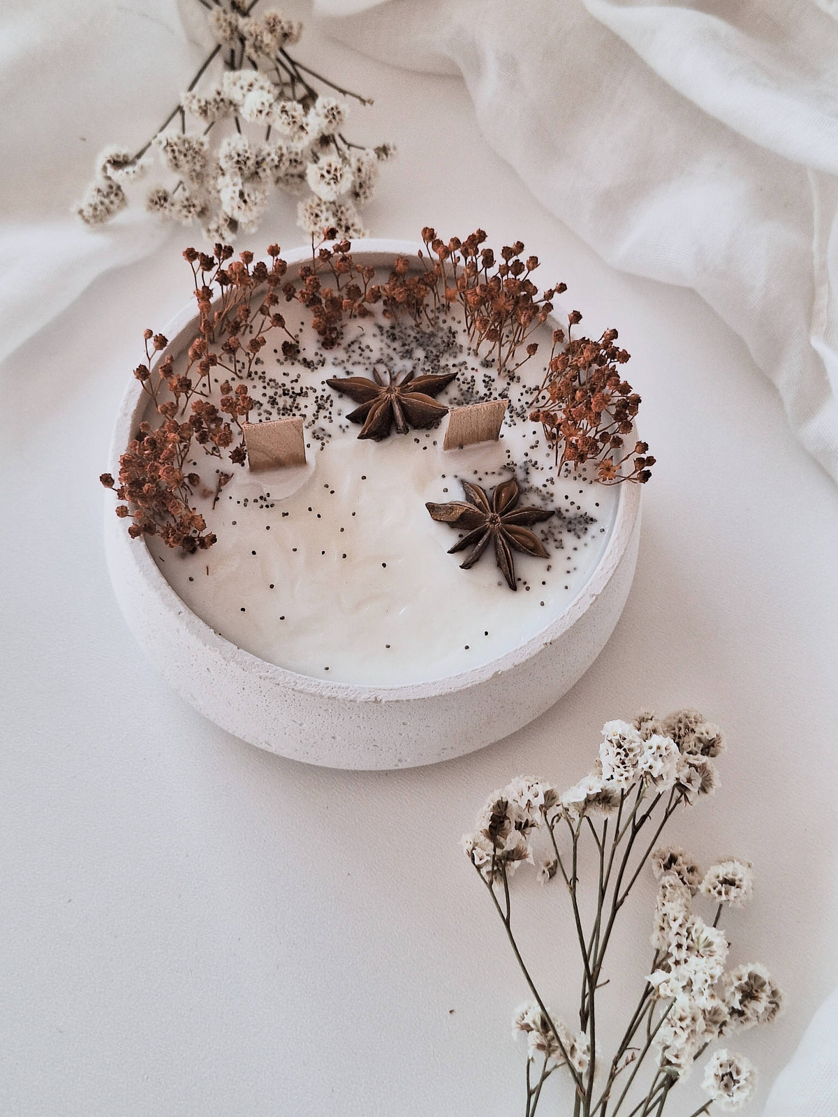 Soy floral candle in cement jar – Woody aroma: English / Bland