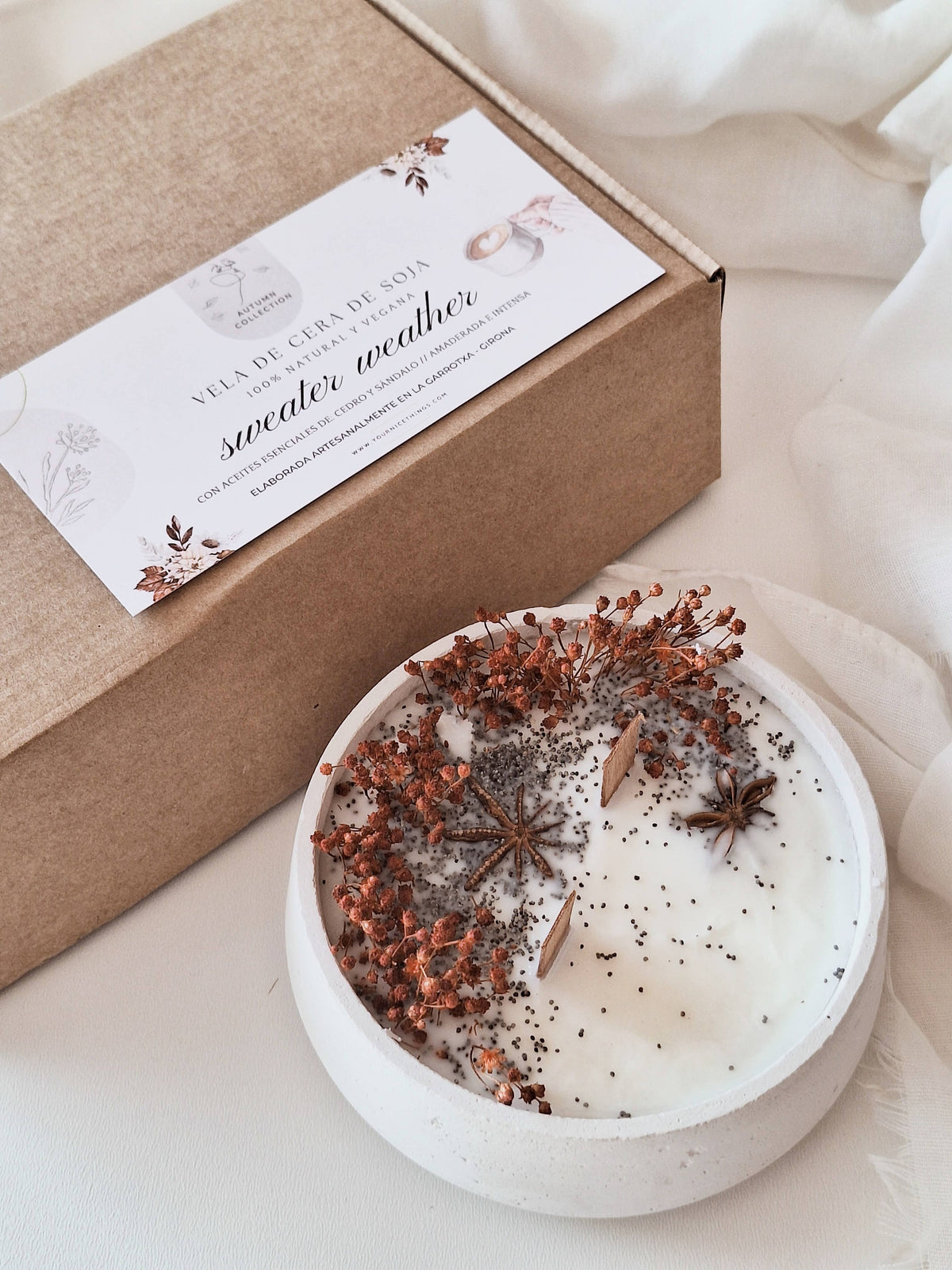 Soy floral candle in cement jar – Woody aroma: English / Bland