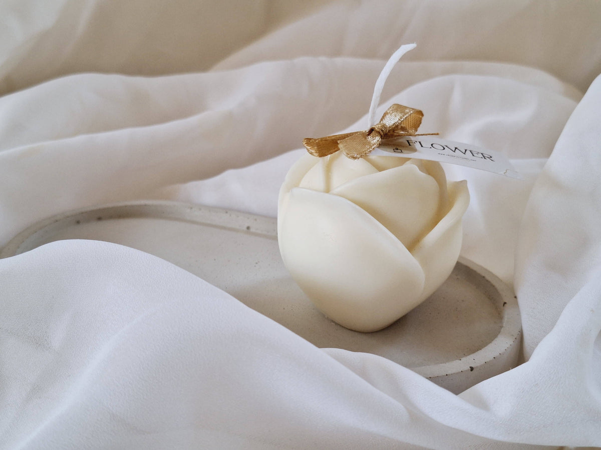 Decorative soy wax candle, ylang-ylang flower and jasmine: English / Bland