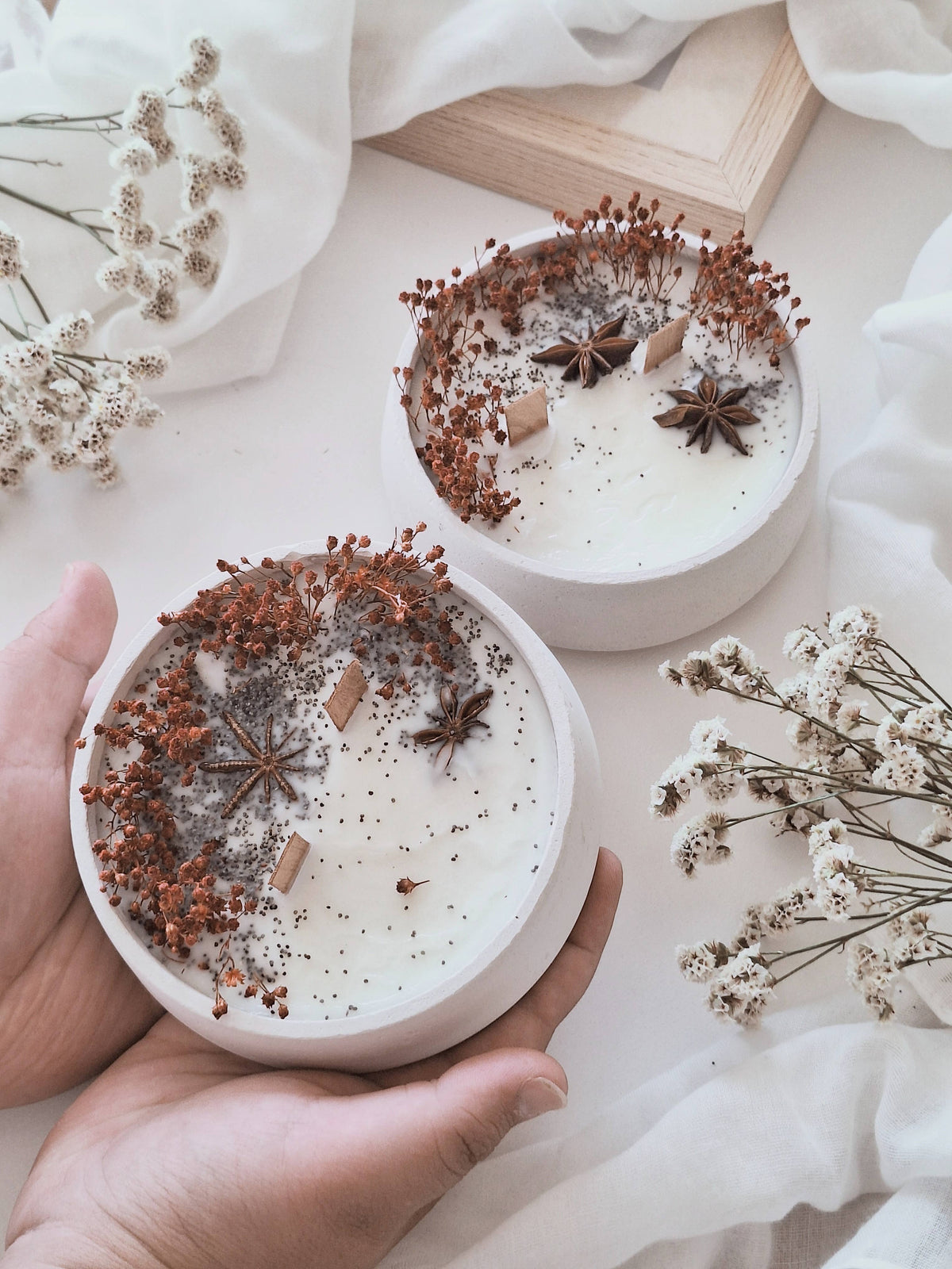 Soy floral candle in cement jar – Woody aroma: English / Bland